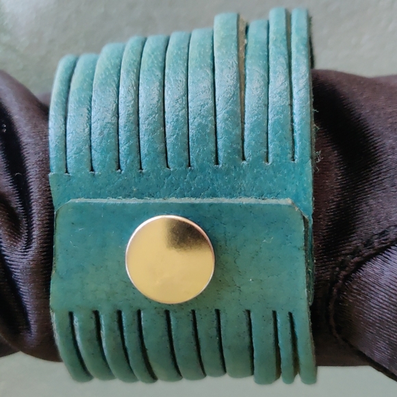 NWOT leather floral cuff bracelet - Picture 3 of 9